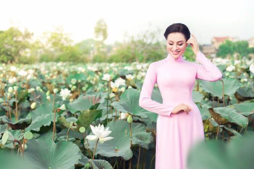 Trần Huyền Nhung dịu dàng, e ấp đón mùa sen tháng sáu