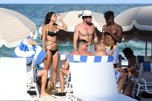 Chân dài 9x khoe dáng nuột nà nóng bỏng với bikini nhỏ xíu