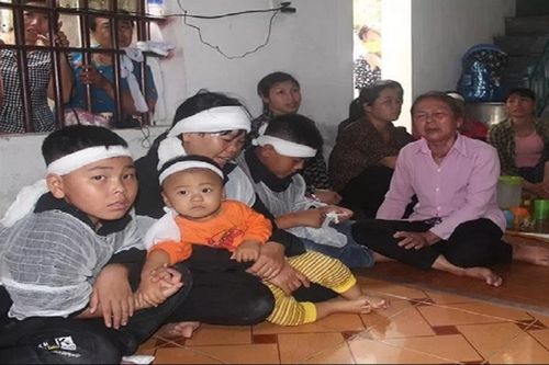 Thăm hỏi các gia đình ngư dân gặp nạn trên biển