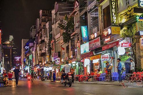 Phố Tây đầy bàn ghế trống, chợ Bến Thành tiểu thương ngủ gật
