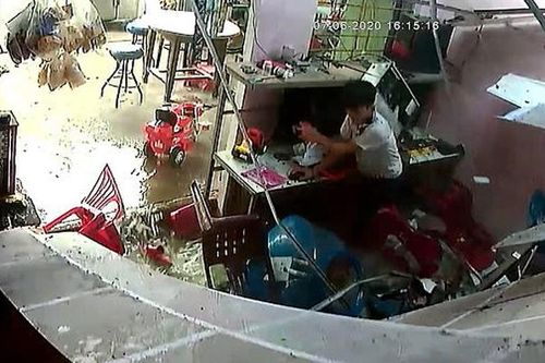 Báo Anh đăng video về cậu bé Việt Nam may mắn thoát chết khi mái nhà sập