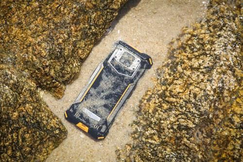 Smartphone 'nồi đồng cối đá', pin 10.000 mAh, RAM 6 GB, giá rẻ bất ngờ