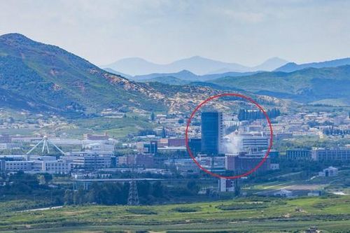 Triều Tiên cho nổ, đánh sập văn phòng liên lạc với Hàn Quốc