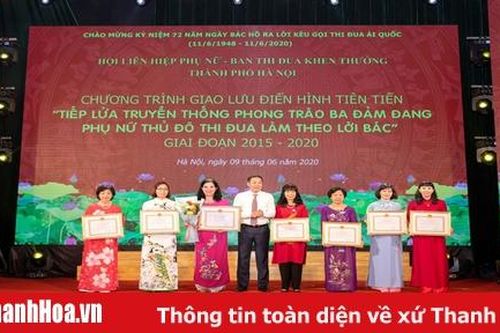 Dược sỹ Lê Thị Bình nhận bằng khen phụ nữ 'Ba đảm đang'