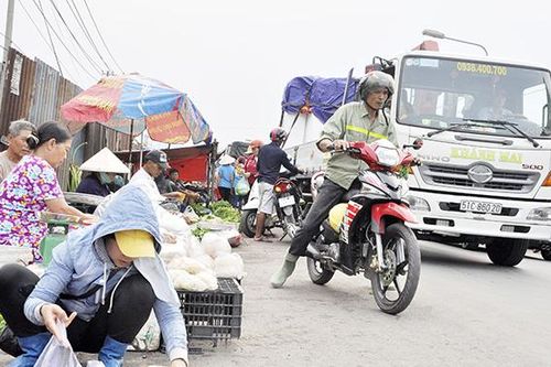 Nguy hiểm khi họp chợ ven đường
