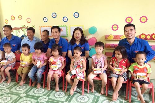 Trao 350 suất quà cho học sinh mầm non xã Vĩnh Yên