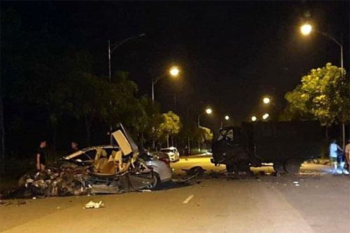 Thành phố Lào Cai: Hai xe ô tô va chạm, một lái xe bị thương nặng