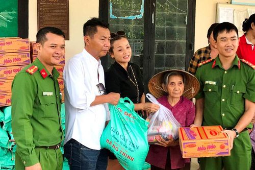 Tặng 100 phần quà cho người nghèo ở Cát Tiên