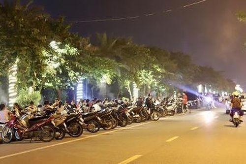 Hàng rong 'vây' vỉa hè