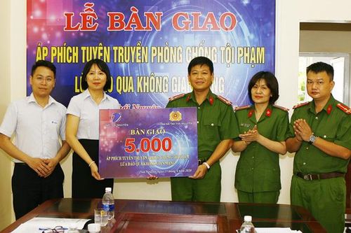 Trao 5.000 áp phích tuyên truyền phòng, chống lừa đảo qua mạng