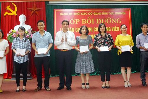 Bế giảng lớp bồi dưỡng lý luận chính trị dành cho đảng viên mới