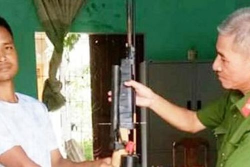 Người dân tích cực giao nộp vũ khí, vật liệu nổ