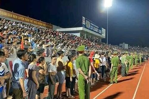 Để 'vỡ sân', Hồng Lĩnh Hà Tĩnh nhận án phạt 15 triệu từ VFF