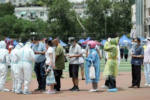 Xuất hiện ổ dịch mới, hàng nghìn người Bắc Kinh đi làm xét nghiệm COVID-19
