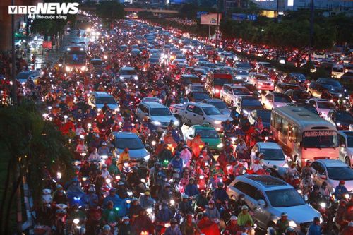 Giao thông TP.HCM tê liệt nhiều giờ sau mưa lớn