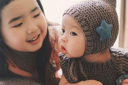 'Thánh ăn nhí' nổi tiếng 4 năm trước đã lớn, biểu cảm vẫn lầy lội