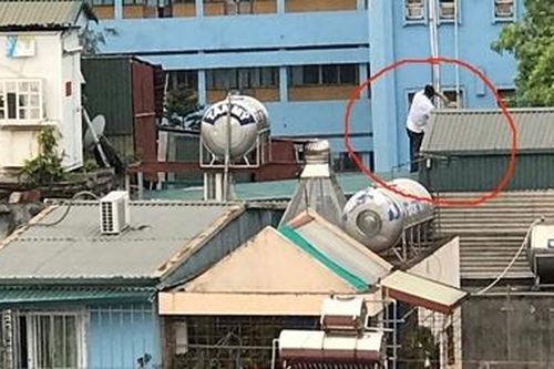 Cuộc rượt đuổi trên nóc nhà lúc bình minh
