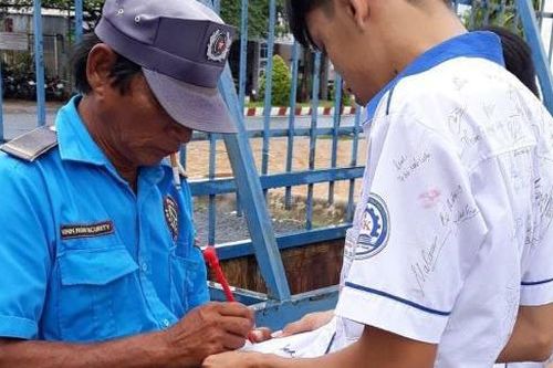 Hình ảnh bác bảo vệ ký tên lên áo của cậu học trò cuối cấp khiến dân mạng cảm động