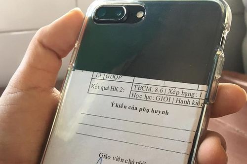 Khi team học giỏi dùng điện thoại: Dán cả bảng điểm vào ốp lưng thì ai đọ lại!