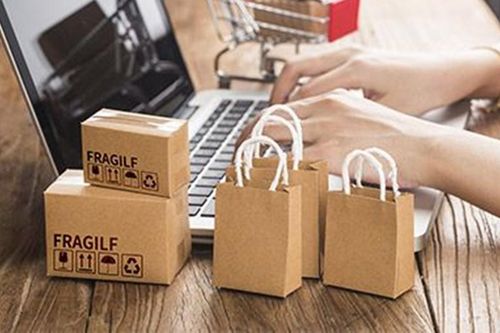 Nhân viên eBay gửi gián, nhện để... 'dằn mặt' khách hàng vì dám chê dịch vụ