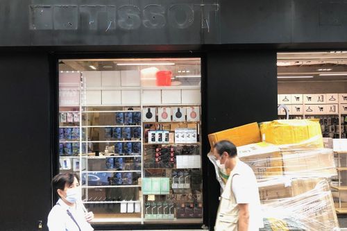 Điện thoại giá rẻ, quán lẩu thế chân Tissot, Prada tại con phố đắt đỏ
