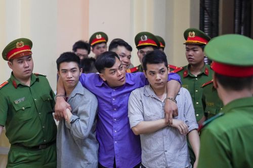 Phúc XO gọi người thân khi trở về trại giam
