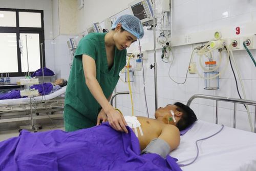 Nam thanh niên may mắn sống sót sau khi ngã xe lộ tim ra ngoài