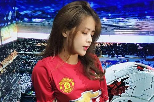 'Hotgirl bản quyền': Fan M.U nóng lòng chờ đại chiến với Tottenham