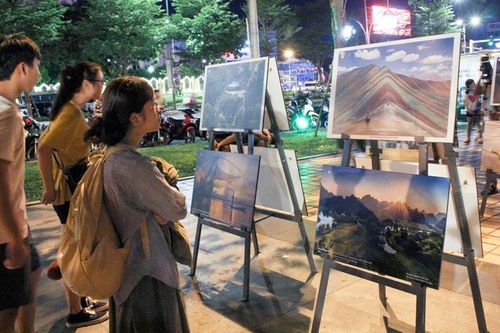 Triển lãm ảnh 'Góc nhỏ đêm hè'