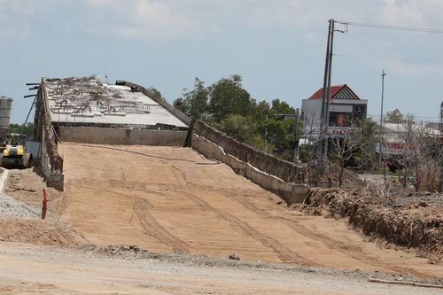 Cầu hơn 170 tỷ đồng bị 'phong tỏa' đường dẫn vì chưa có giấy phép đấu nối