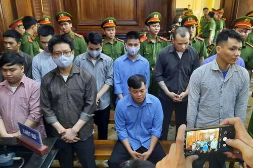 Xét xử 'đại gia' Phúc XO: Vì sao chân không thể đi lại?