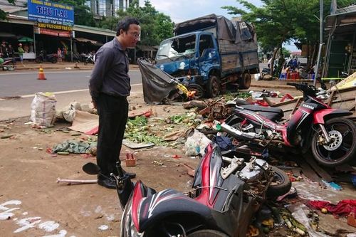 Lấn chiếm lòng, lề đường để bán hàng, hiểm họa khôn lường