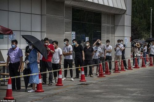 Cuộc sống ở Bắc Kinh 'đảo lộn' khi ổ dịch COVID-19 mới bùng phát