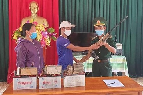 Đồn Biên phòng Phúc Sơn vận động nhân dân giao nộp súng và kích điện