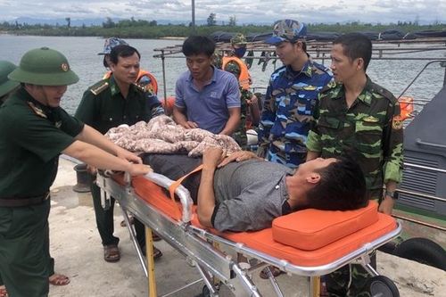 Cứu thuyền viên gặp nạn trên biển