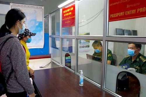 1.044 du học sinh Lào nhập cảnh Việt Nam qua cửa khẩu quốc tế Tây Trang