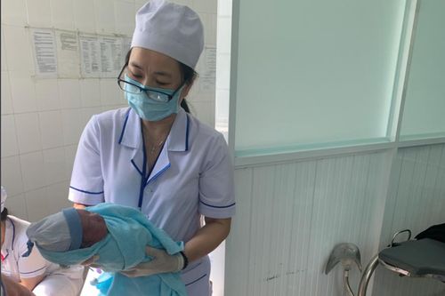 Đồng Nai: Cứu sống bé trai sơ sinh chưa cắt dây rốn đựng trong túi nylon