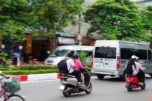 Nhiều người Hà Nội 'quên' đội mũ bảo hiểm khi tham gia giao thông
