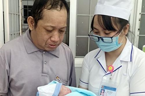 Bé trai sơ sinh bị bỏ trong túi nilon