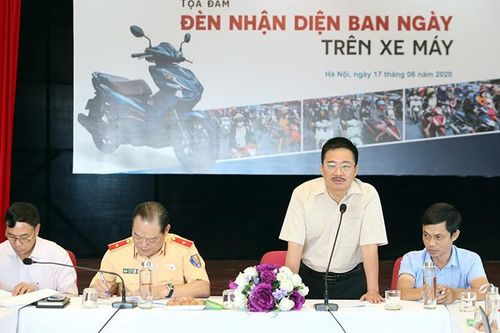 Nhiều vấn đề được làm rõ tại tọa đàm Đèn nhận diện ban ngày trên xe máy