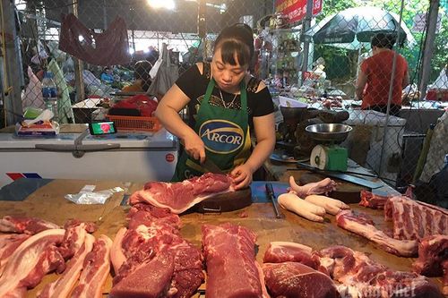 Nông dân giảm giá, tiểu thương vẫn bán đắt, buôn thịt lợn lãi đầy túi
