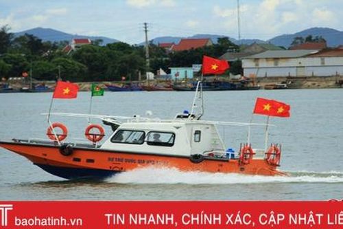 Hạ thủy ca nô cao tốc trị giá 3 tỷ đồng trên sông Lam