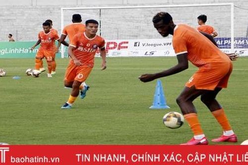 Thầy trò Lê Huỳnh Đức tập làm quen SVĐ Hà Tĩnh