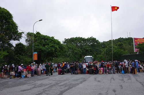 Điện Biên làm thủ tục nhập cảnh cho du học sinh Lào vào Việt Nam qua Cửa khẩu Quốc tế Tây Trang