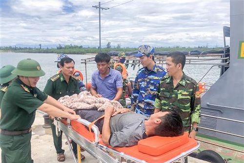 Cứu hộ thuyền viên gặp nạn trên biển