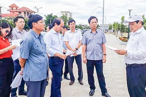 Khảo sát vị trí đặt bức tranh tường 'Fidel ở Quảng Trị' tại Công viên Fidel