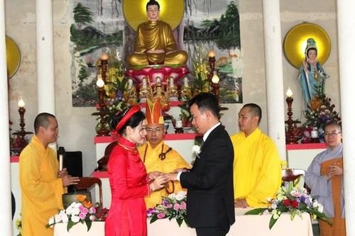 Hai bạn trẻ hằng thuận tại chùa Diên Khánh