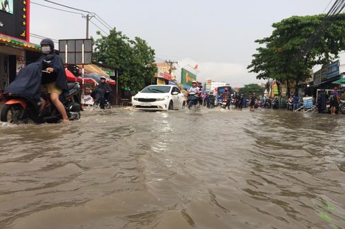 Người dân lại vật lộn sau cơn mưa chiều