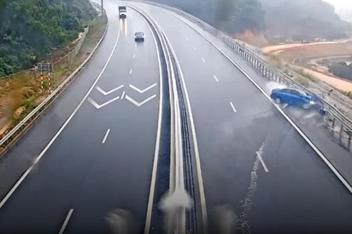 Ô tô mất kiểm soát lao thẳng vào taluy cao tốc Hạ Long - Vân Đồn