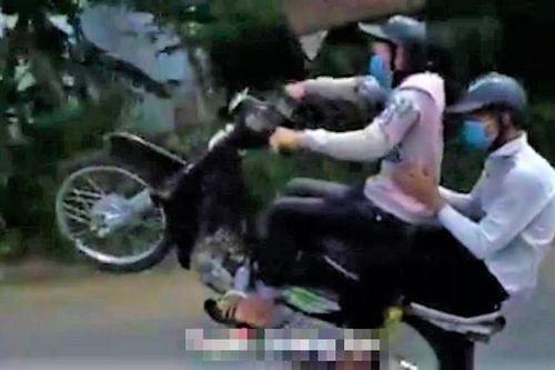 Xử lý nhóm quái xế quay clip bốc đầu xe máy để câu like